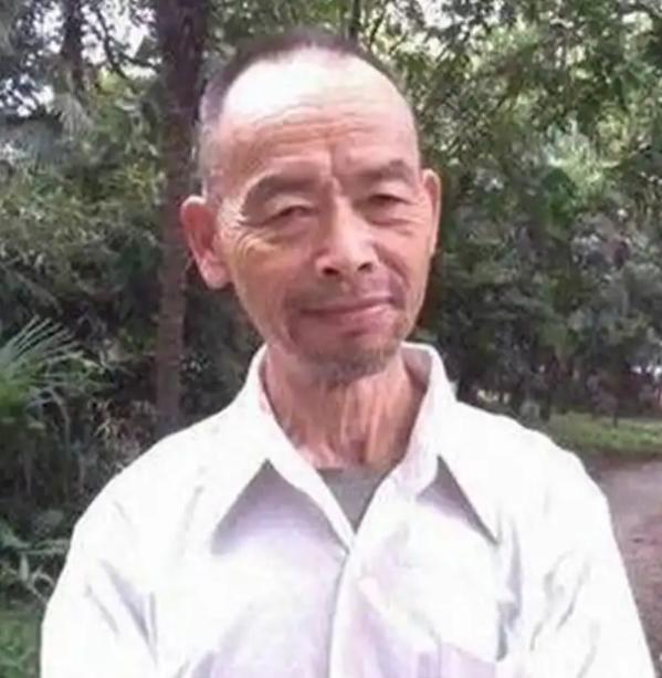 杭州，一个捡了十七年垃圾的老头死了。女儿收拾遗物时，打开一个上锁的铁皮盒子，三个