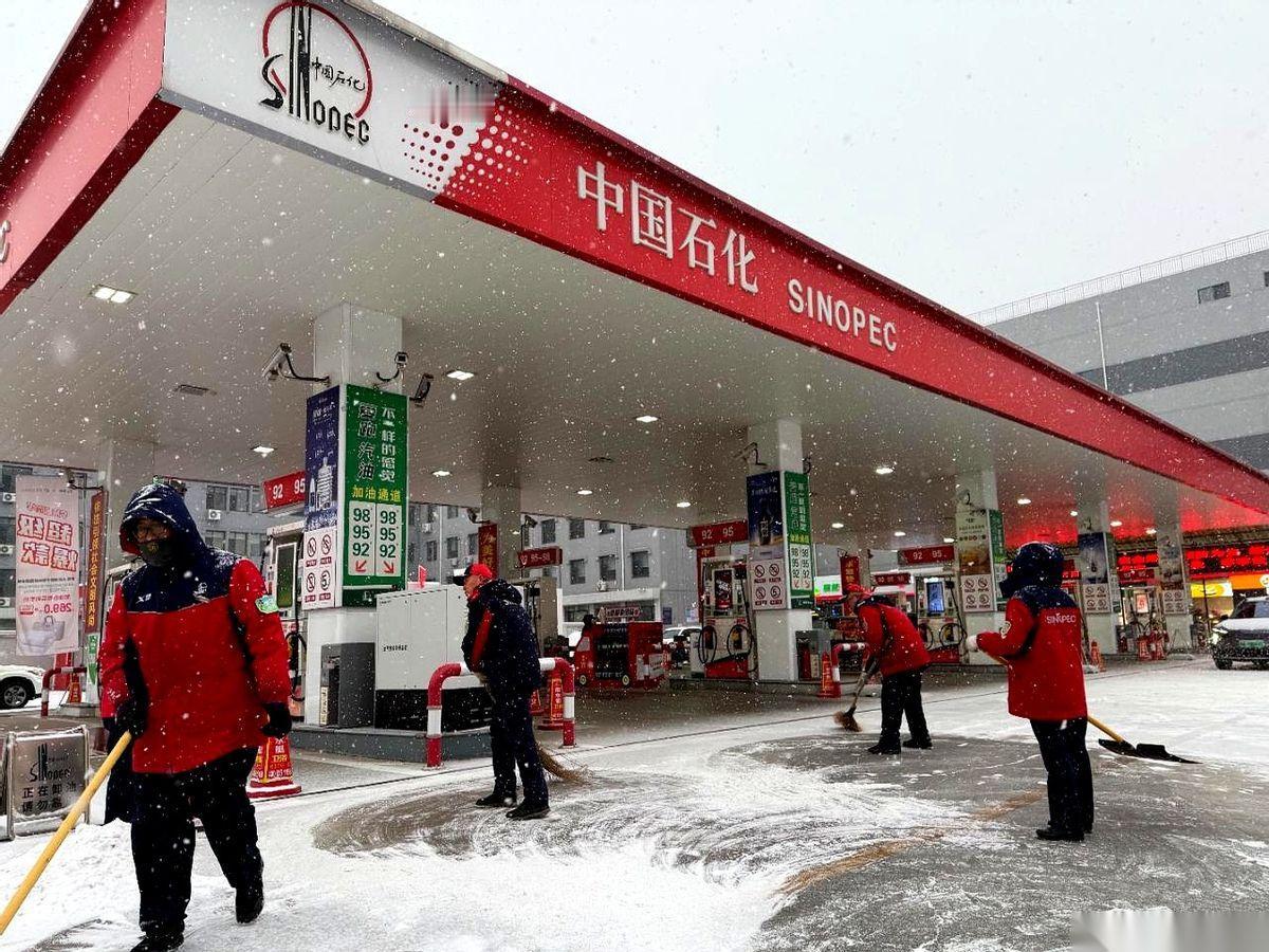 车开到加油站，以为就是加个油赶紧走人。结果小哥直接过来，二话不说，帮我把前后车窗