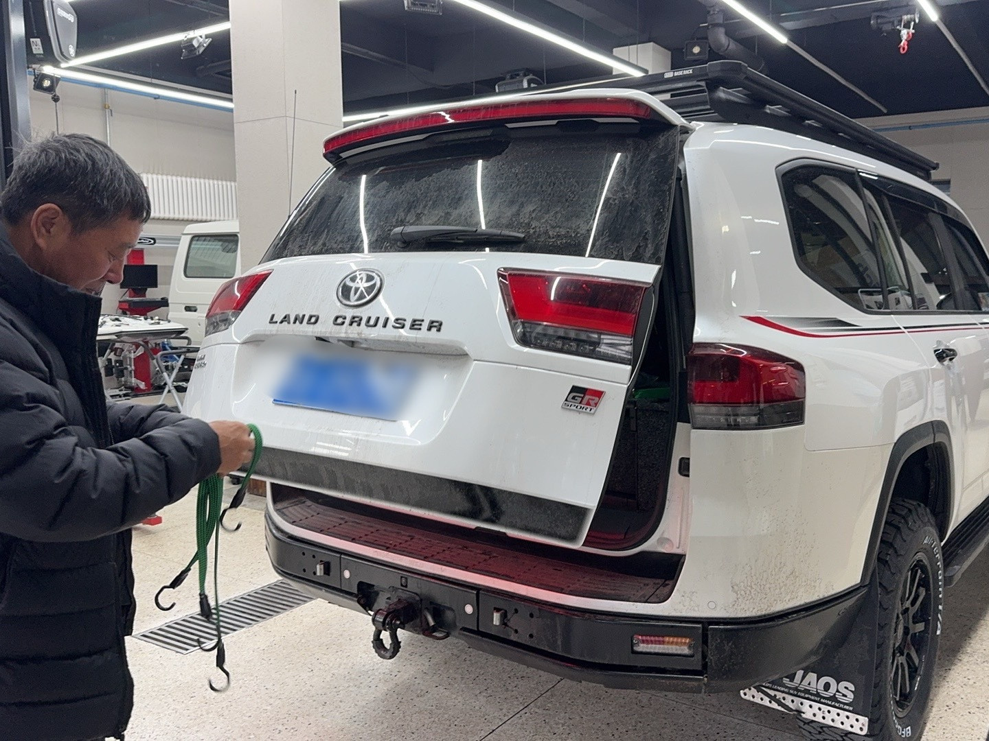 碰到一个也爱打鸟也用佳能的大哥但！人家的车是GR版啊！！！人家的相机是佳能R1啊