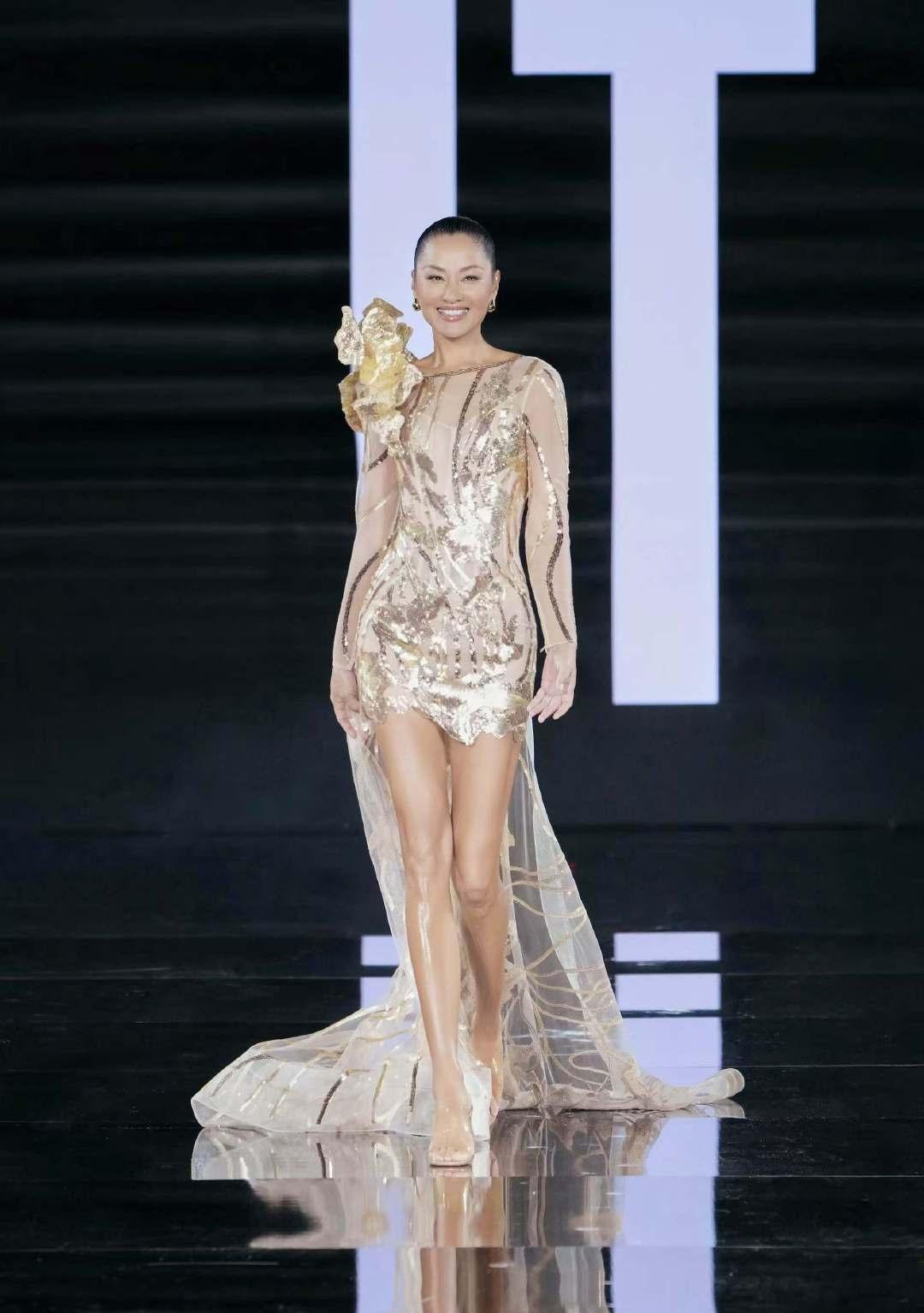 瞿颖亮相欧莱雅巴黎时装周大秀，被她那金光闪闪的样子美晕了……这是一种时尚表现