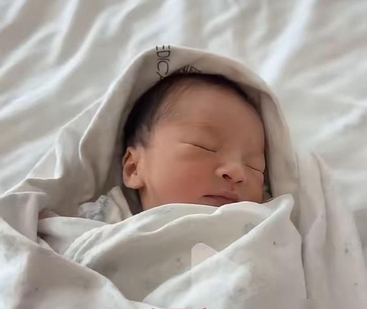 每月给亲爹打5万生活费，转头自己生了儿子被传成“爷爷老来得子”。这乌龙闹得，汪