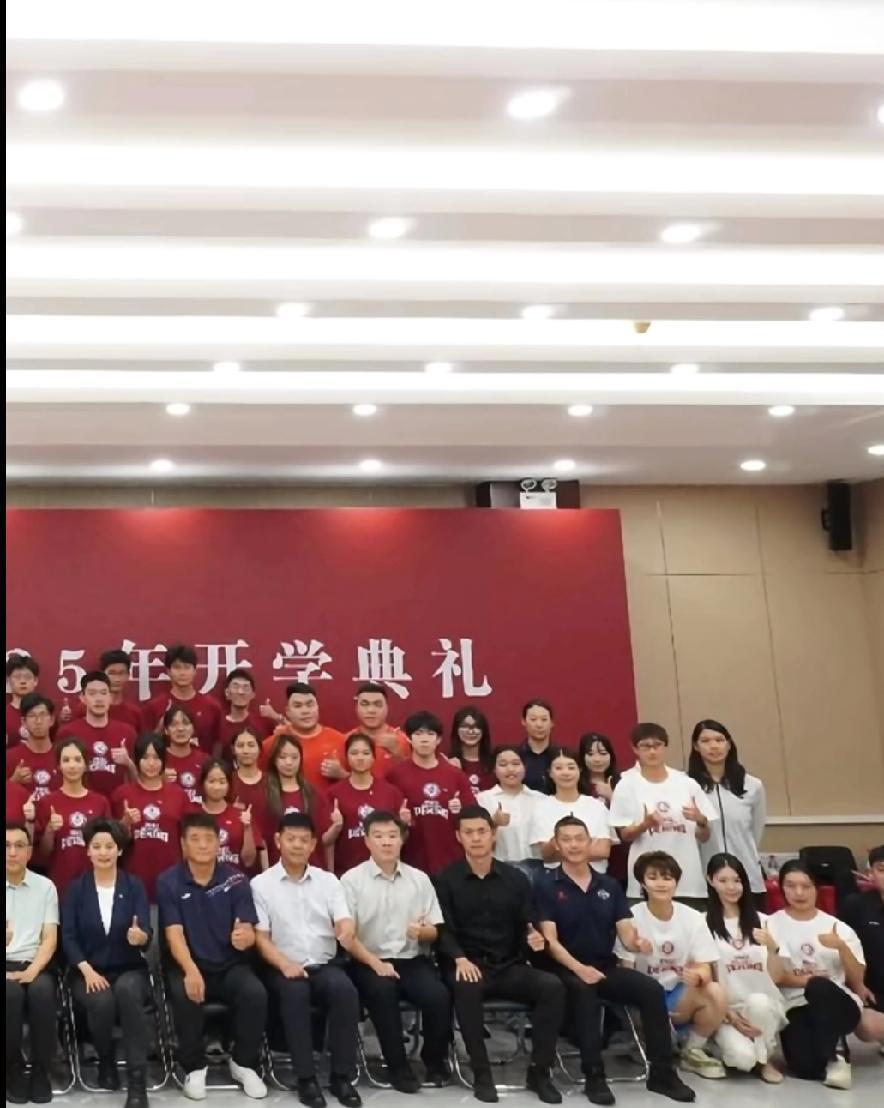 王楚钦开学典礼合影家人们，看这2025年的开学典礼合影，能一眼认出王楚钦不