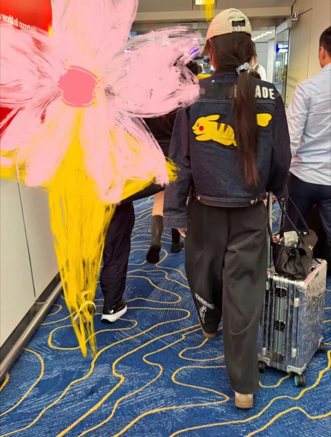 Angelababy在白纸上给粉丝签名天呐...Angelababy你就是天使啊