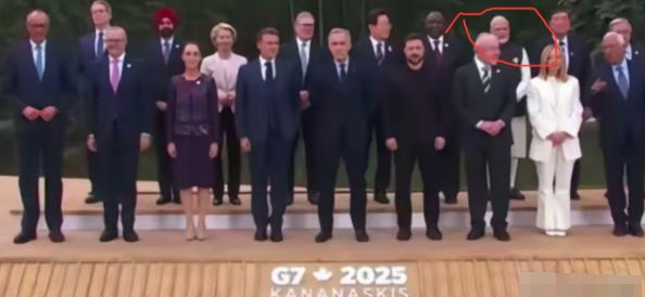 印度人见此照片恐怕又要大为崩溃了，G7根本未将印度放在眼里，直接把莫迪置于边缘，