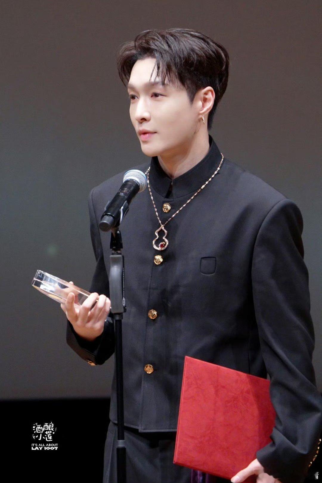 张艺兴的电影，票房刚刚破亿，算是扑了。这部电影我不说名字，除了粉丝别人都不知道都