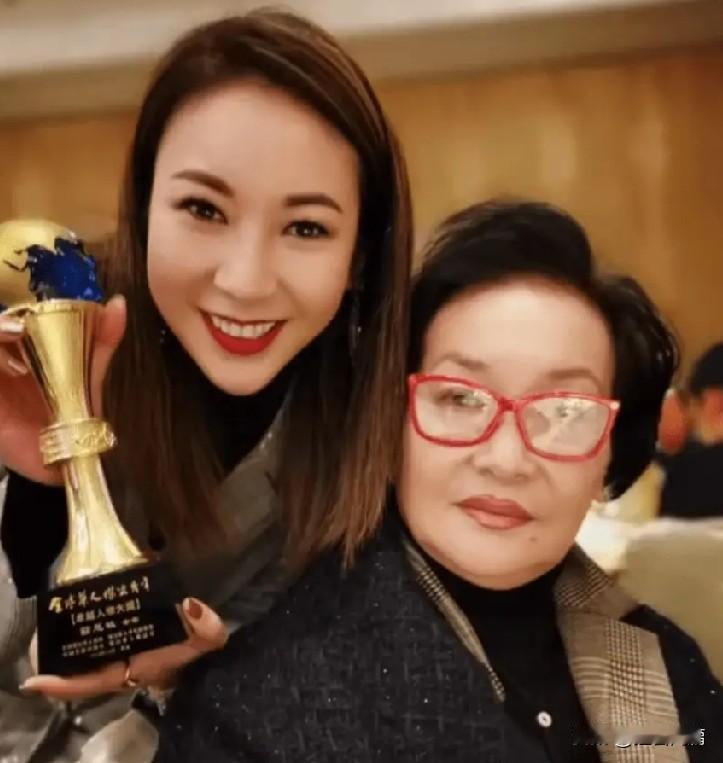 庄思明妈妈去世。庄家是典型大马豪门，家风开明，子女大多自主选择事业，三姐妹闯荡娱