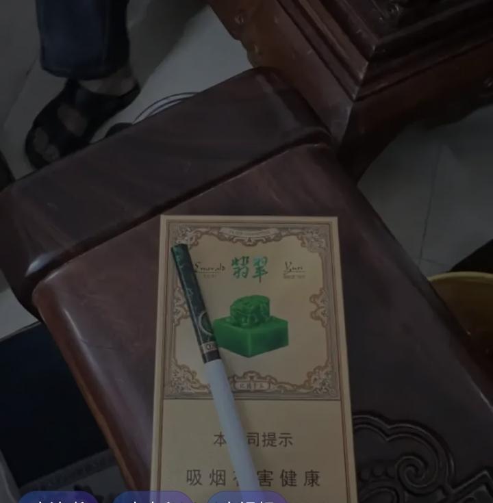 朋友从外地打工回来，见人就发烟，可是大家都嫌弃他的烟不好而不接。甚至有村民嘲笑：