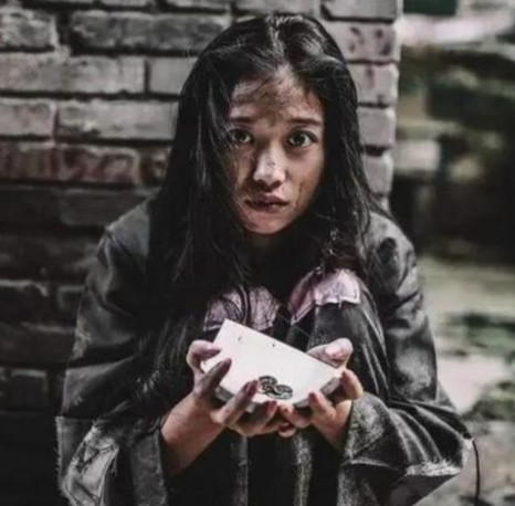 1977年，北京知青谢炳义给一乞讨者买了两碗面，然而，这女子竟一直跟在他身后，他