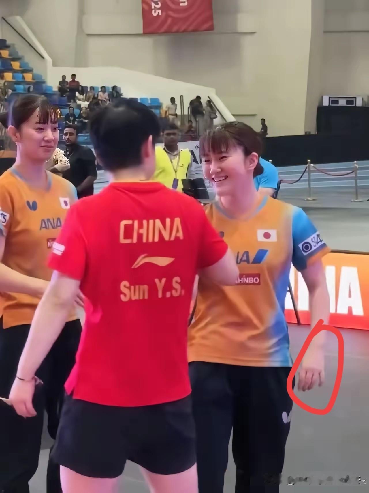 孙颖莎赛后又贡献“萌系名场面”了，这“社牛小太阳”的属性真是藏都藏不住！🔆