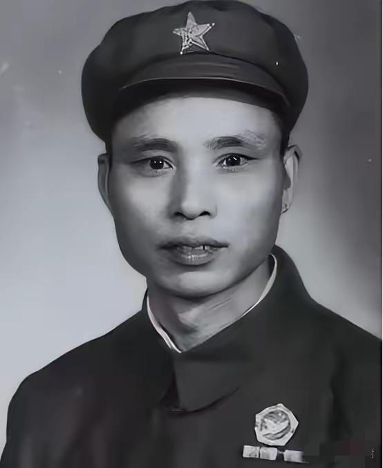 1951年，一位志愿军战士拿着刚缴获的美式重机枪，向敌人射击却发现怎么都打不中，