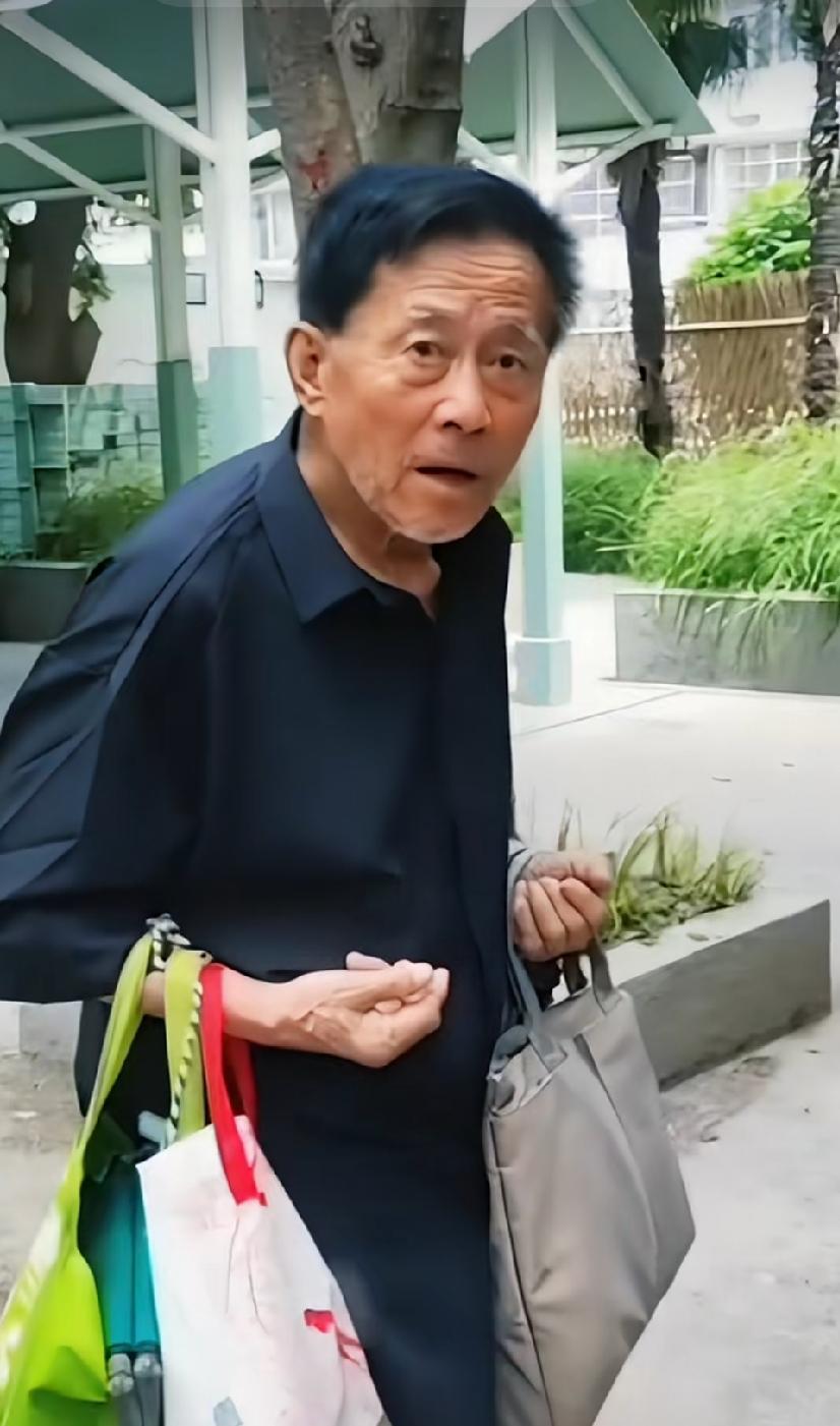 对的，他自己说了，只吃八块钱的，贵了不吃，平时一直这么吃的，一碗小馄饨，或一碗洋