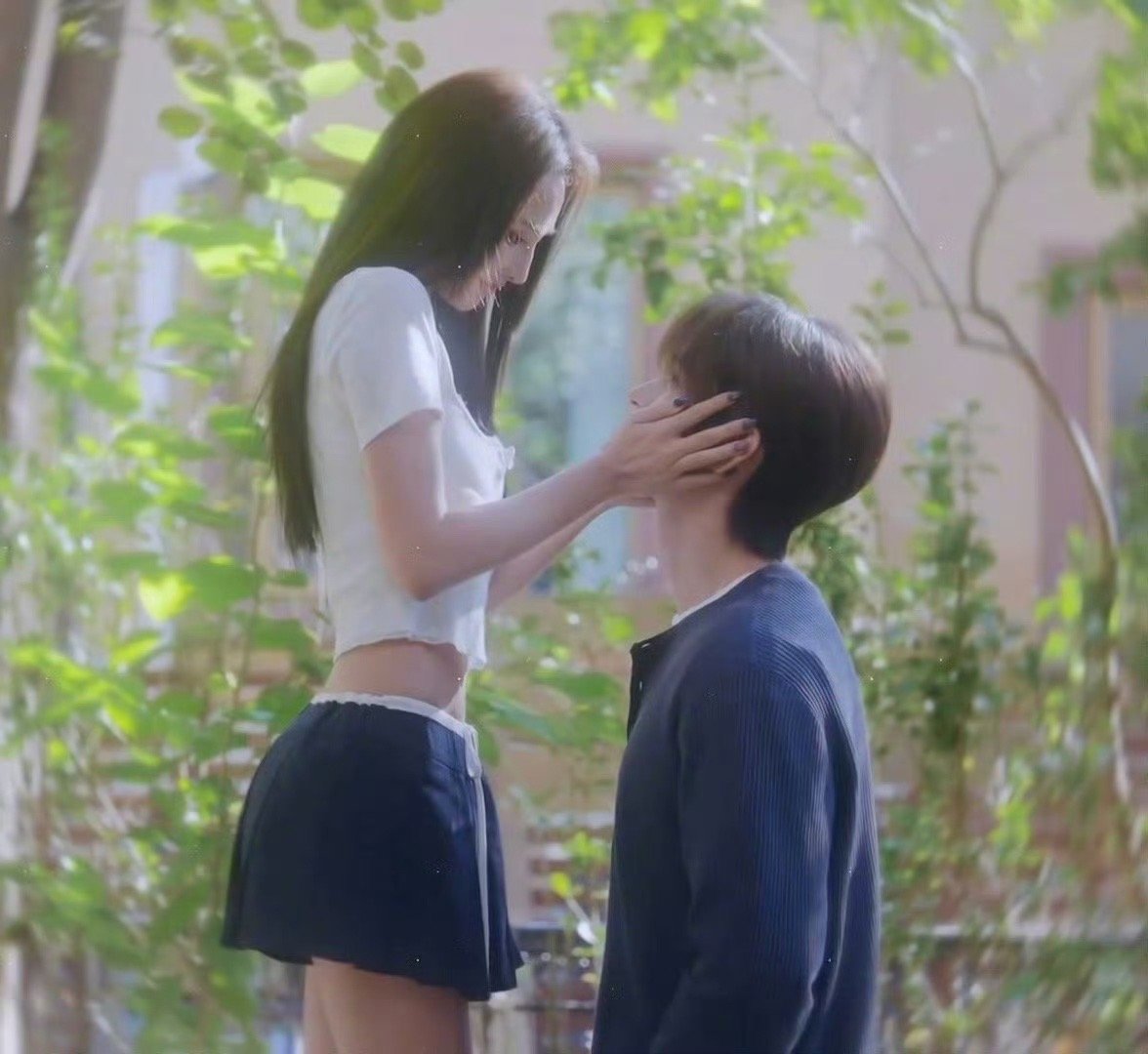 彭小苒的腰就薄薄一片这是漫画里走出来的仙女吧？彭小苒的腰薄如蝉翼，身材管理让人