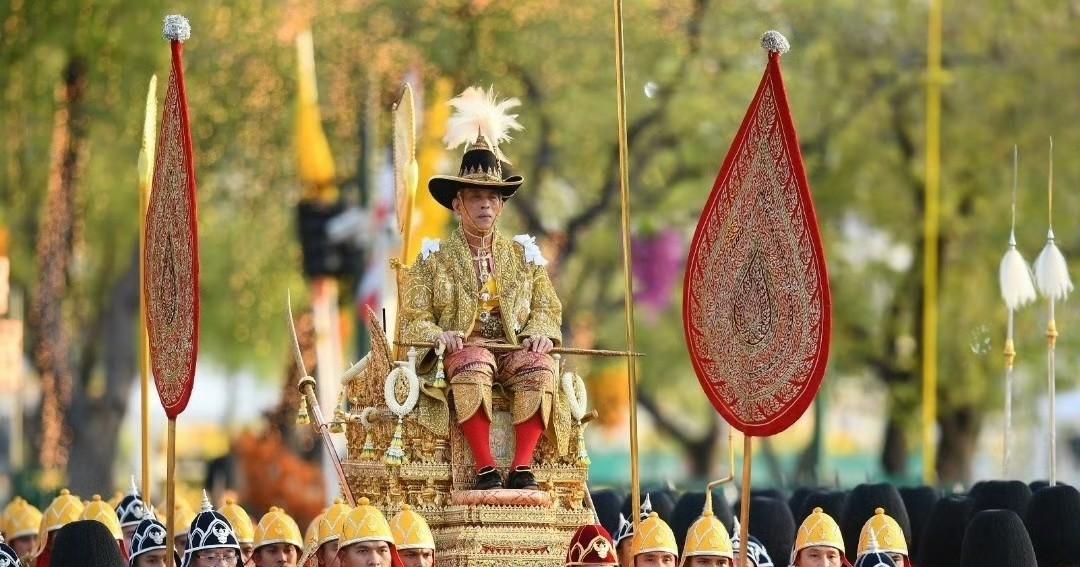 在泰国，国王是军方最高领袖，人事任免都由国王决定。他信、英拉都是由军方直接发动政