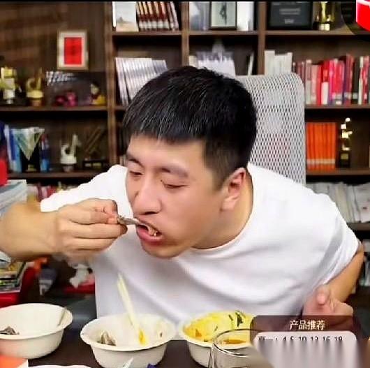 都以为张雪峰的直播，是聊高考、讲志愿。结果镜头一开，三万多人，看他一个人闷头啃