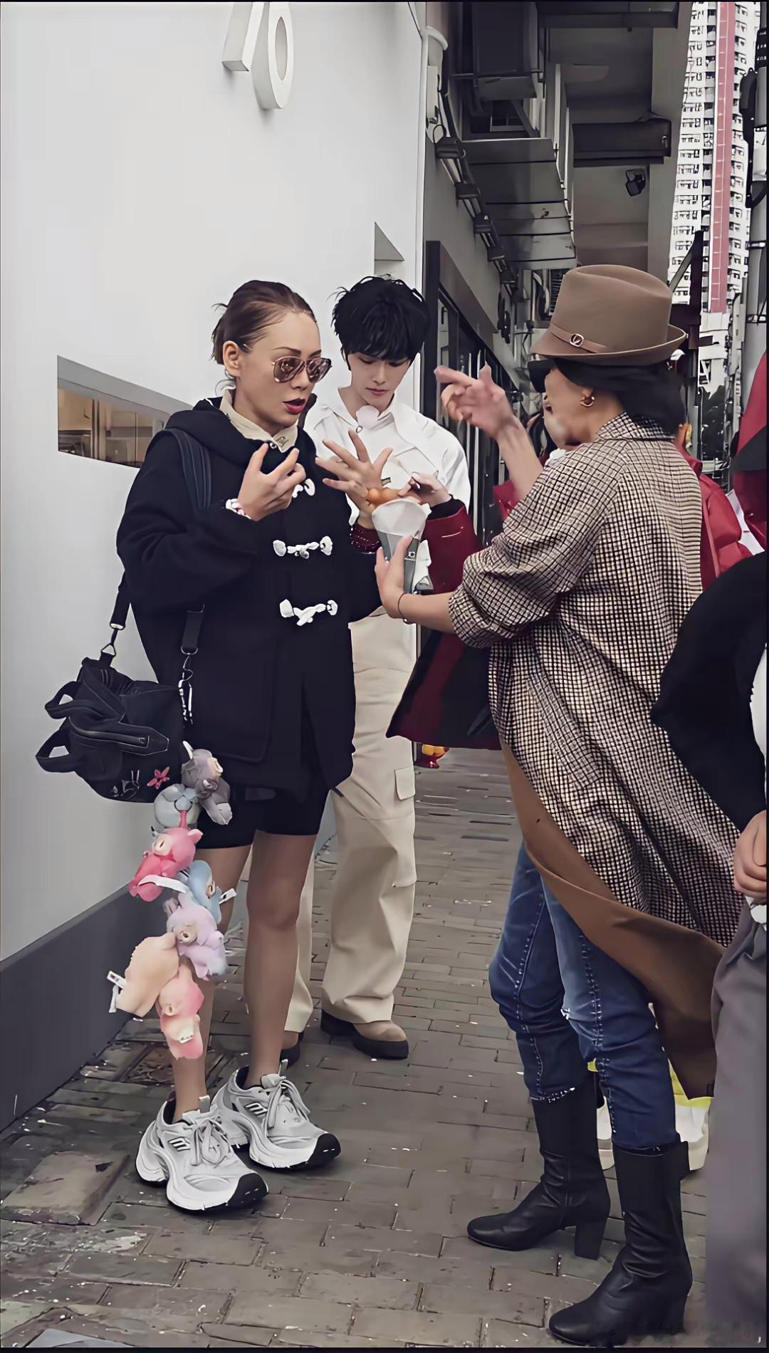 50多岁的一个阿姨，身上挂着个六七个拉布布，看起来非常的怪异。有的时候宁静的打扮