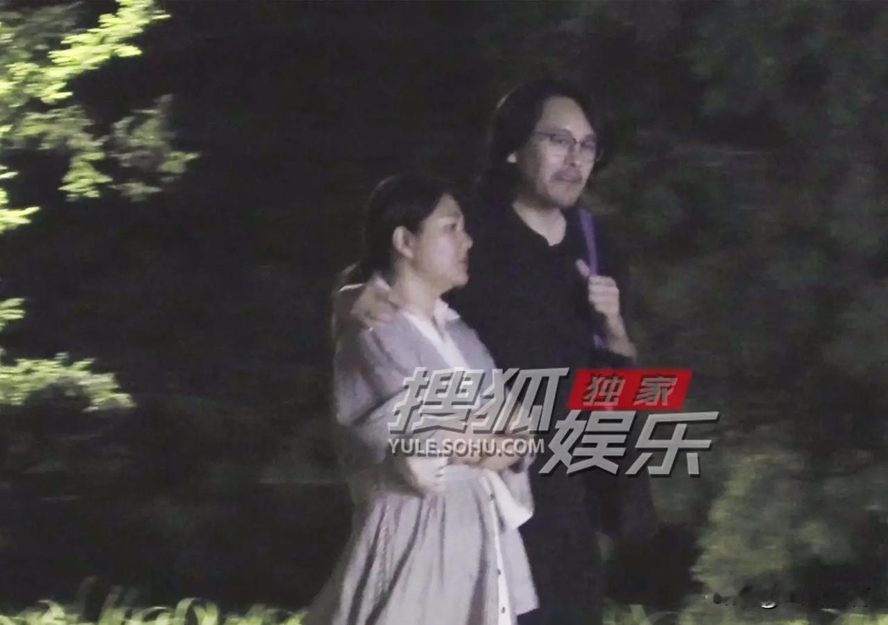 杨天真恋情曝光，是一位戴个眼镜，身材高大的男士。两个人边走边聊，男生背着她的包