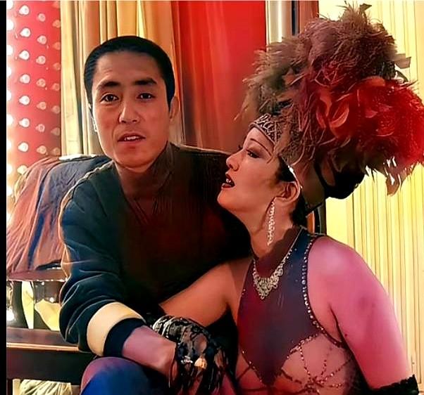 这张老照片，巩俐的爱意都快溢出屏幕了。照片里，巩俐穿着戏服，满眼温柔地看着张