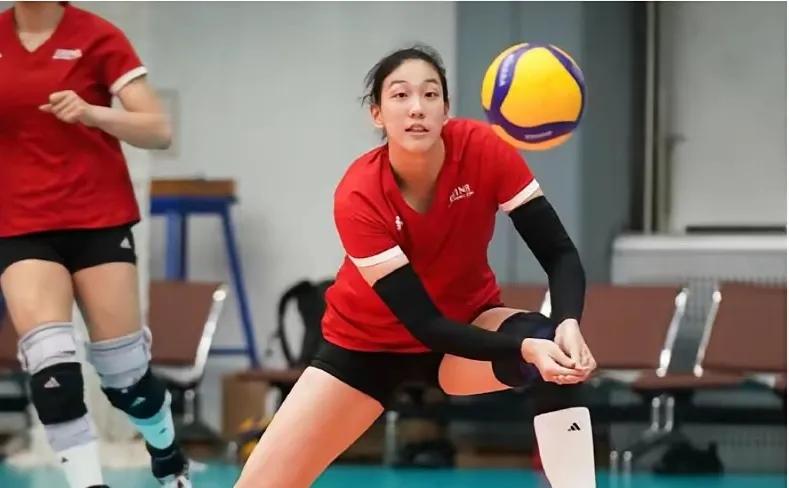 女排国手王媛媛盛赞16岁二传手张籽萱天赋出众。中国女排首秀3-0完胜，赛后主教练