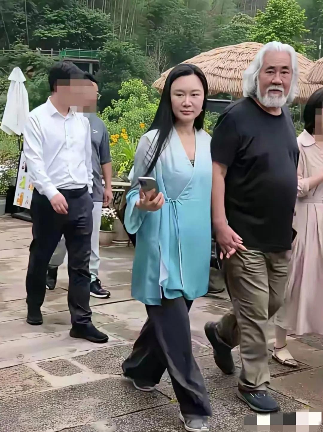 感觉张纪中的妻子老得有些快呀，两个人看上去年龄差越来越小了，也越来越有夫妻相了，