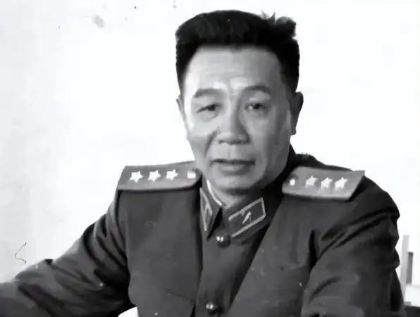 1938年，新四军司令陈世俊去买香烟，结账时却无意看见了店老板的手腕。愣了一下之