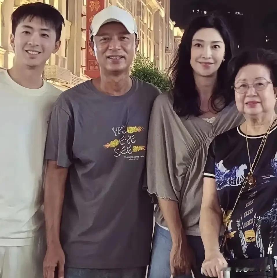 11月12日，香港歌星李克勤的岳父发声明，宣布与儿子卢煜培正式断绝父子关系，强调