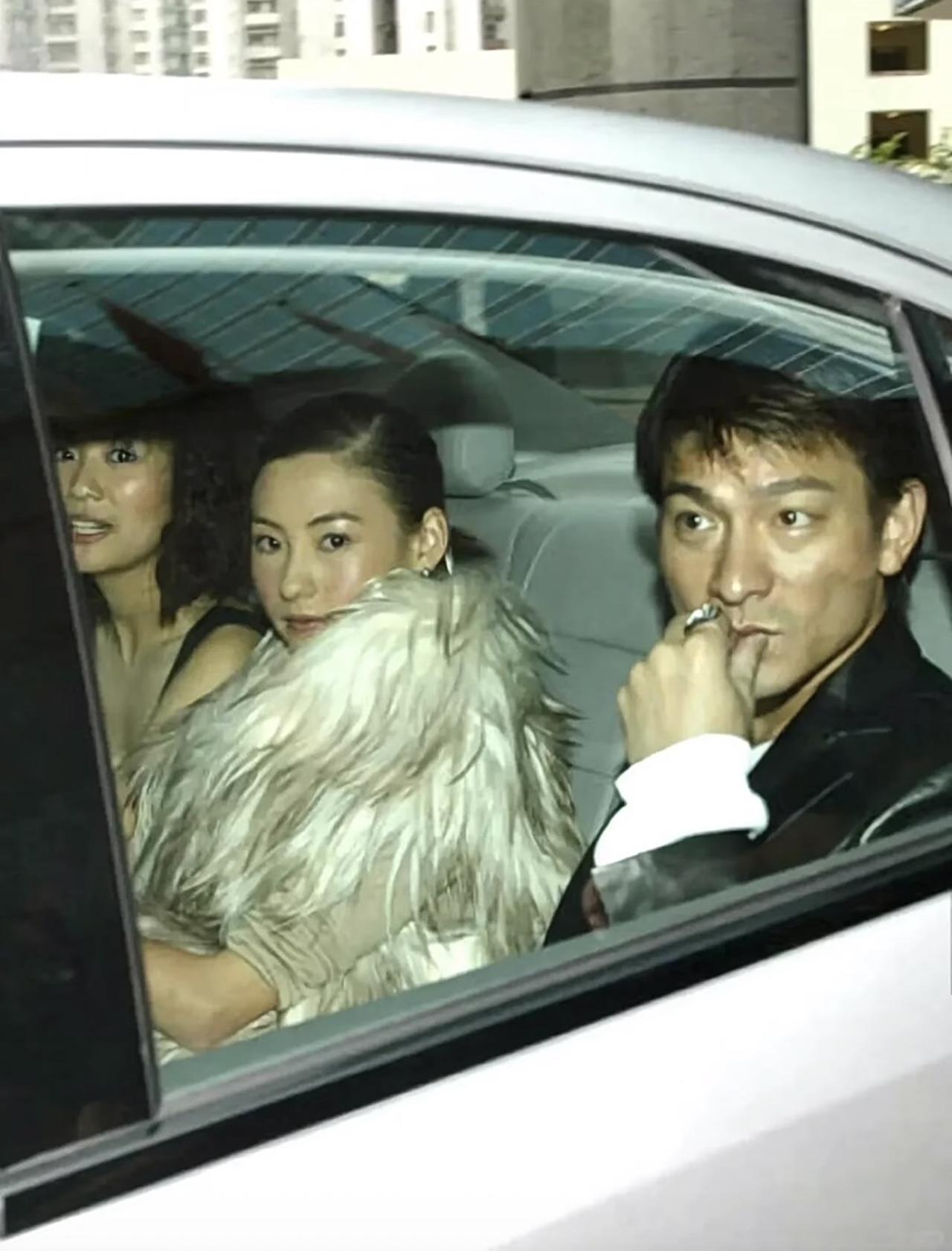 2003年，刘德华、张柏芝和另外一名演员，为电影做宣传时，三人坐在轿车上的画面。