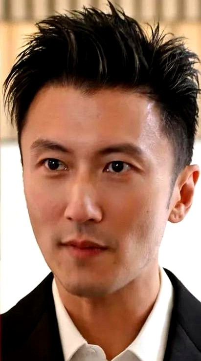 人可以帅，故事不一定好看。谢霆锋在公众场合牵着女友撒糖时，镜头很亮，可评论区更亮：张柏芝这些年的陪伴