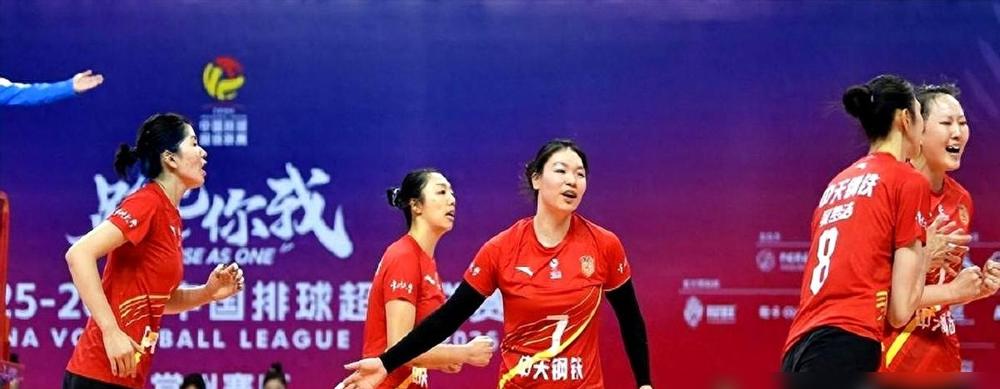 联赛首战刚结束，江苏女排更衣室的气氛能冻住人，19岁的范泊宁低着头，手机屏幕上“