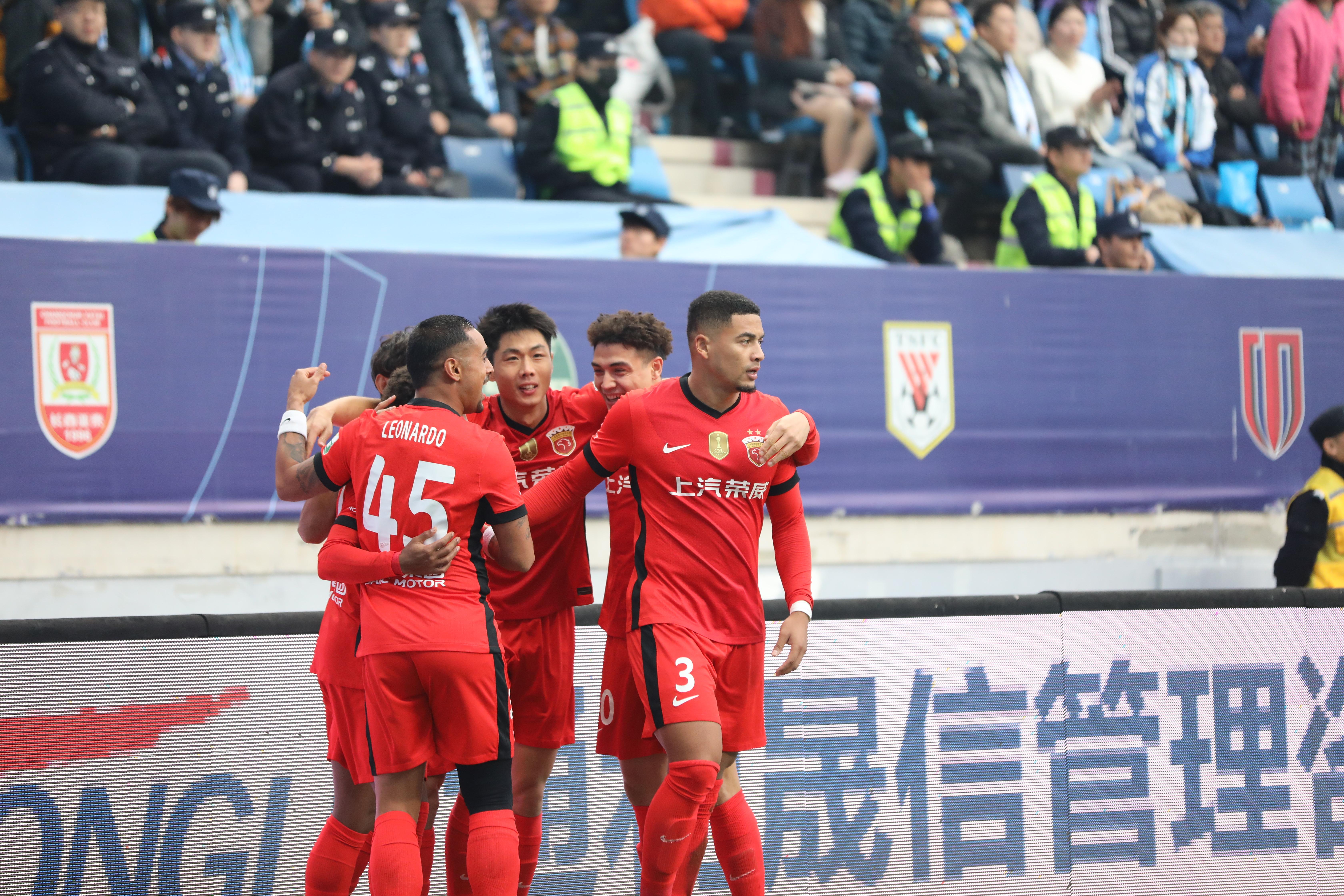 记者: 感谢竞争对手的衬托, 这么弱的海港都能夺冠