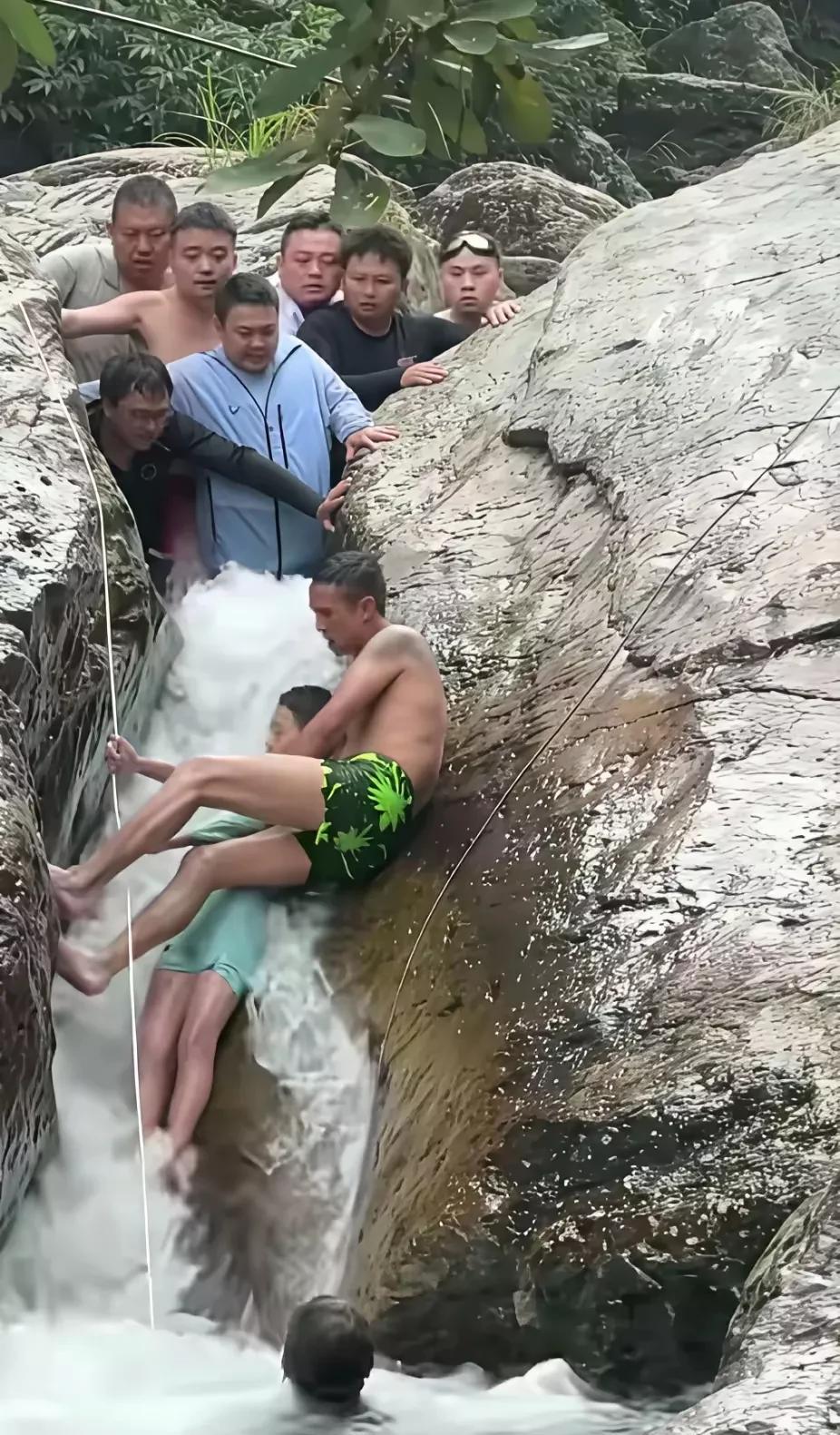 这是一幅让人看的热泪盈眶的画面，一处旅游景点，一个男孩不慎掉进湍急的流水中，八个