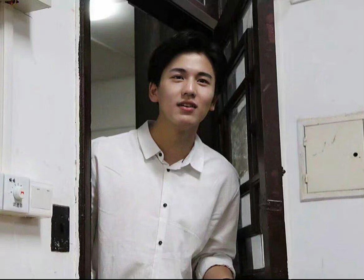 张凌赫还是素人时候的照片，感觉他眼睛像单眼皮，那时候模样好青涩啊