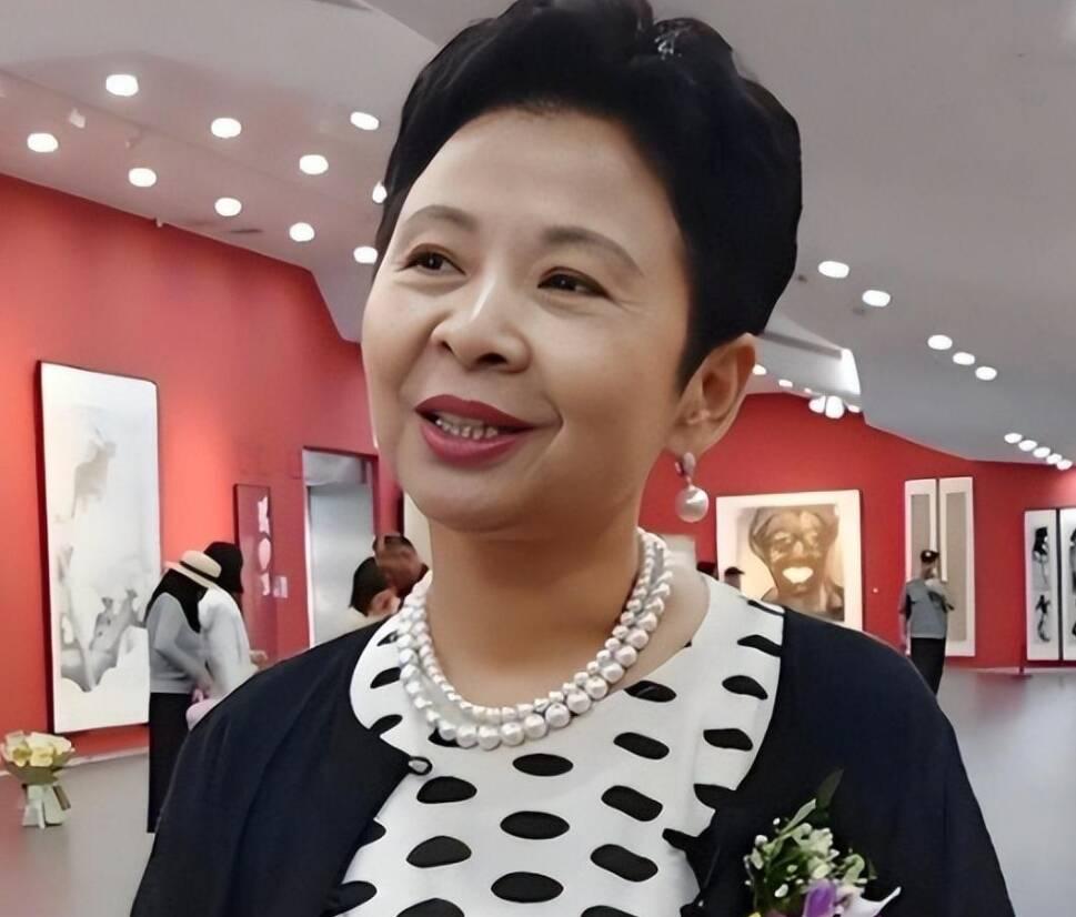 1999年，厦门远华案震惊全国。一张董文华与主犯赖昌星的普通工作合影，瞬间将她从