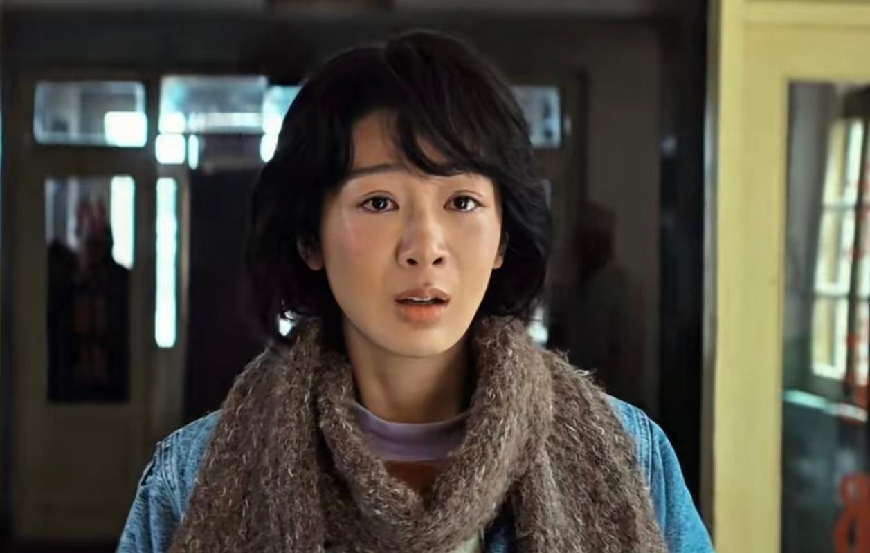 她睡着了。毒枭的刀，就架在队长的脖子上。一个警察，一个本该最清醒的人，在最关