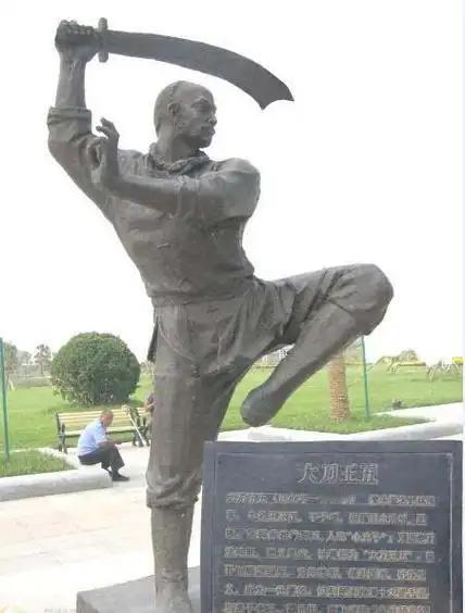 清朝末年，大刀王五刺杀慈禧太后失败，被大内侍卫打了一掌，身受内伤，急需人参治病，