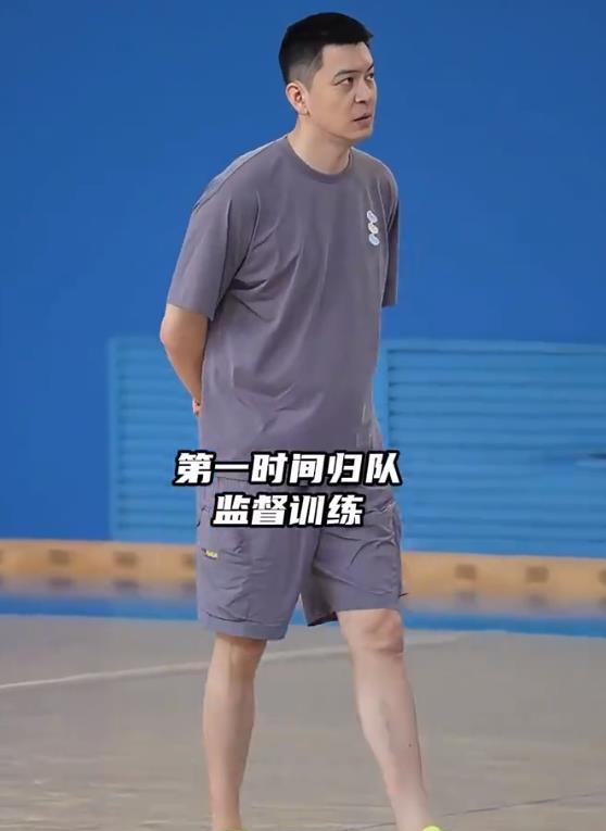 杨鸣从美国回来后，第二天就回到辽宁队指挥球队训练，训练中重点是进行了抗干扰（抗搓
