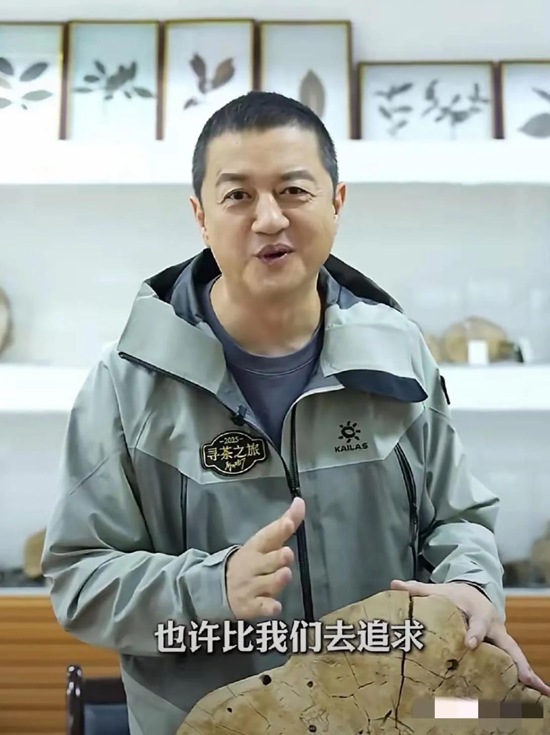 镜头中的李亚鹏身材保持得不错，眉毛也清晰疏朗，牙齿白而整齐，但面孔发腮，鼻歪脖粗
