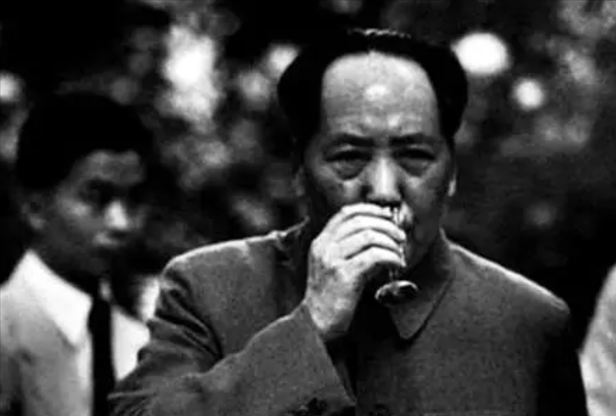 1950年毛主席途经东北视察，然而当到了最后一站沈阳后，毛主席却突然下令彻查贪腐