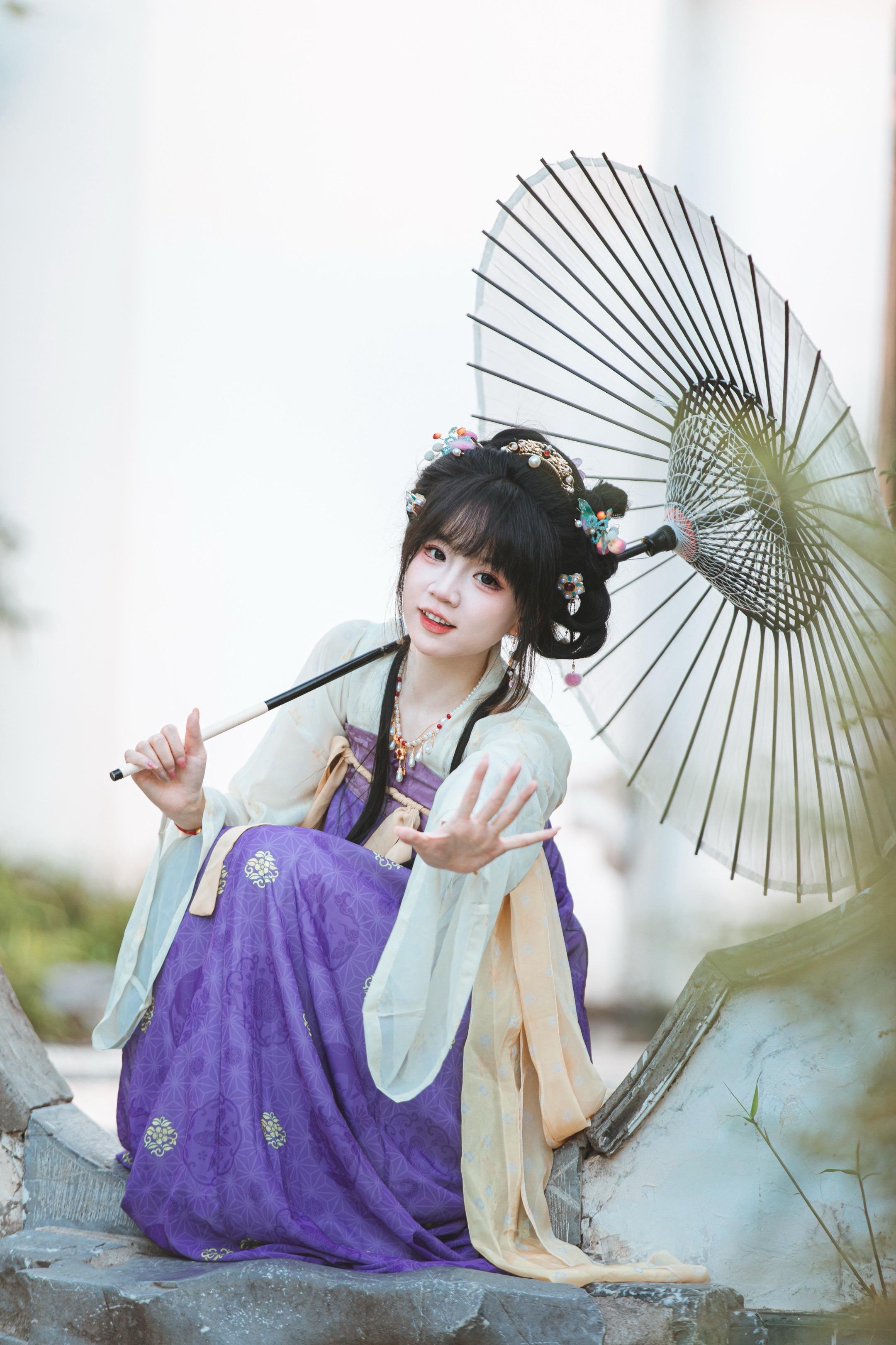 紫衣入江南，步步皆温柔。