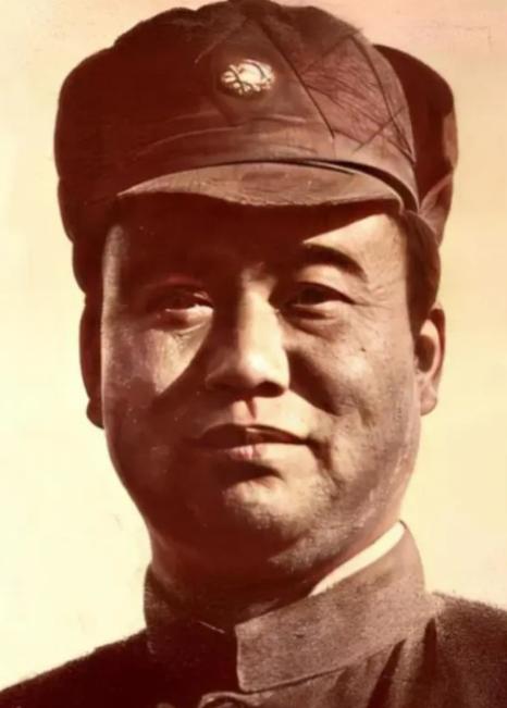 1948年，那一拳打出了国民党的底军事会议上，上将刘汝明突然起身，一拳把黄埔