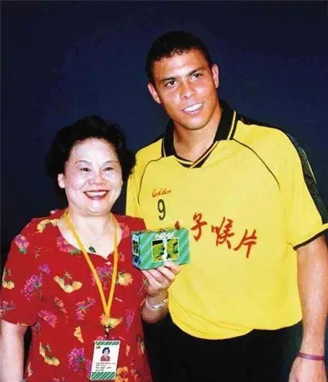 2003年，罗纳尔多到中国参加商业比赛，一位女富婆对他说：“你陪我吃个饭，我给你