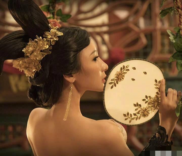 柳岩奇门遁甲扮相太美网友好怕衣服掉下来