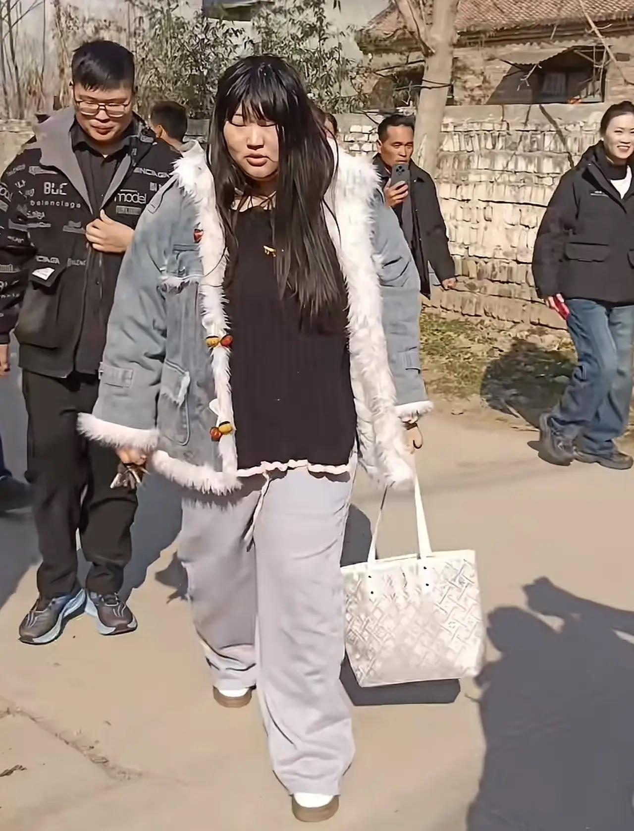 “你粉丝关我啥事儿！”山东菏泽，大衣哥新婚的女儿回娘家了，小夫妻在家门前遭遇粉丝