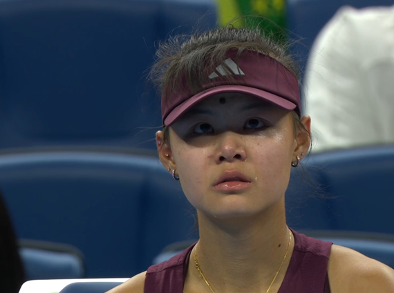 疑似受关键分重打影响, 孙心然在首盘第11局被破后流泪