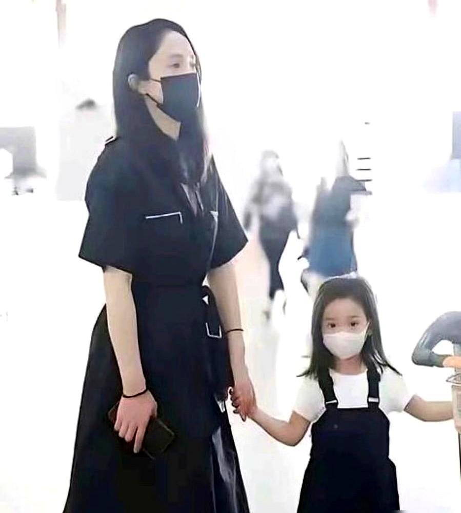 全网都在喊“千万别整容”，汤唯的女儿到底长什么样？46岁的汤唯，挺着孕肚带着