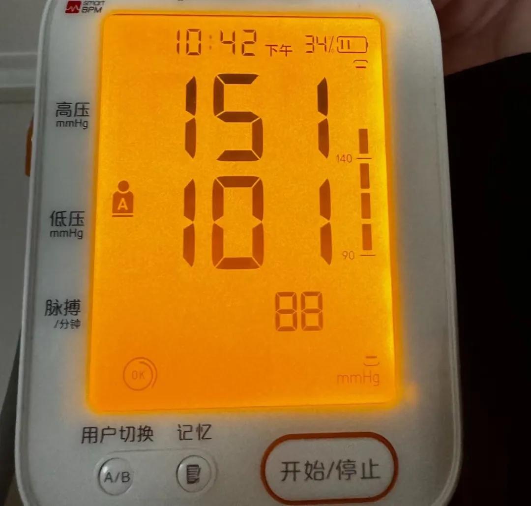 老中医提醒：查出高血压，多年未中风的人，基本日常坚持做4件小事门诊上常有患者拿