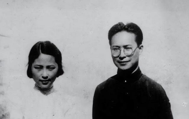 1949年，沈从文喝下煤油割腕自杀，被送往医院，他想拉住妻子的手，妻子却甩开了，