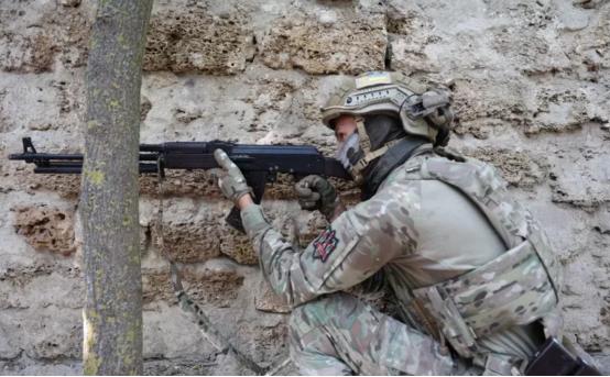 一场阵地战打完，俄军清理乌军遗体，士兵们挨个翻证件，翻着翻着都愣了——这些穿着乌