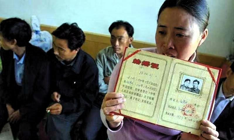 湖南岳阳，女子抛下6个月的儿子改嫁他人，此后多年不闻不问。后来在2014年，她得