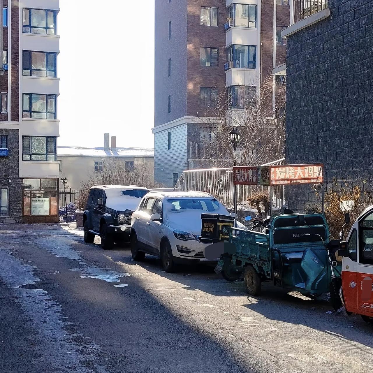 好多年都没联系的高中同学打来视频说，明天她孙女满月酒，让我去参加。我问她，你