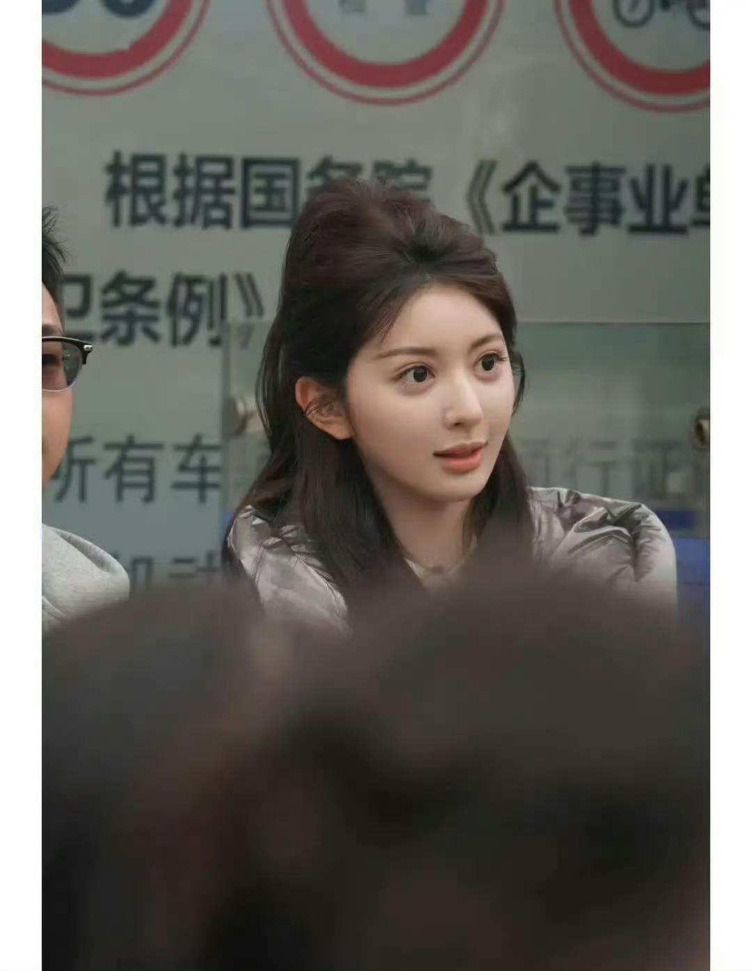 今年某省的艺考状元，据说没整容，天生就长这样​​​。却被网友调侃：好惨呀！天
